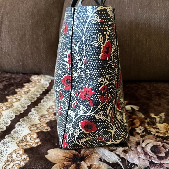 TORY BURCH Retro Batik Blake Floral Printed Tote Bag With An Attached Wristlet - Picture 3 of 15